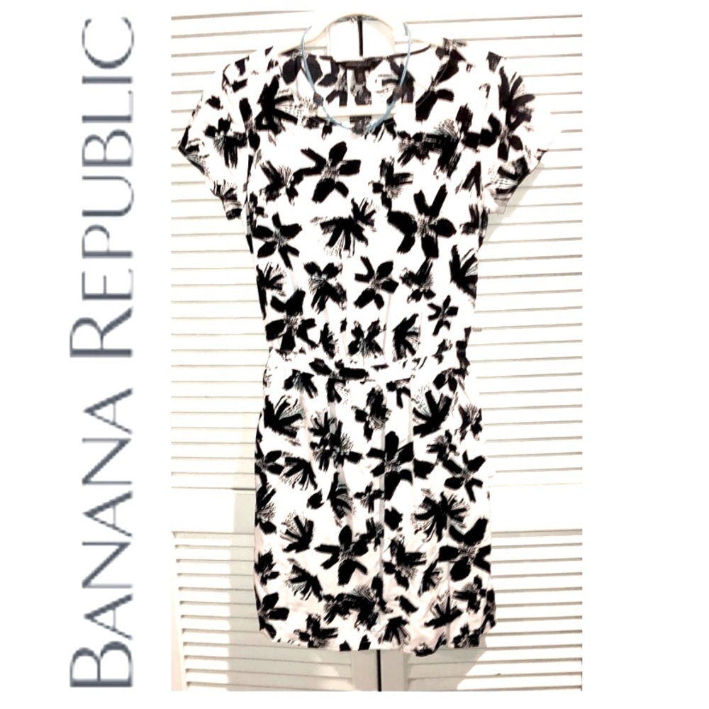 Banana Republic Mini dress with cut out in the back XS